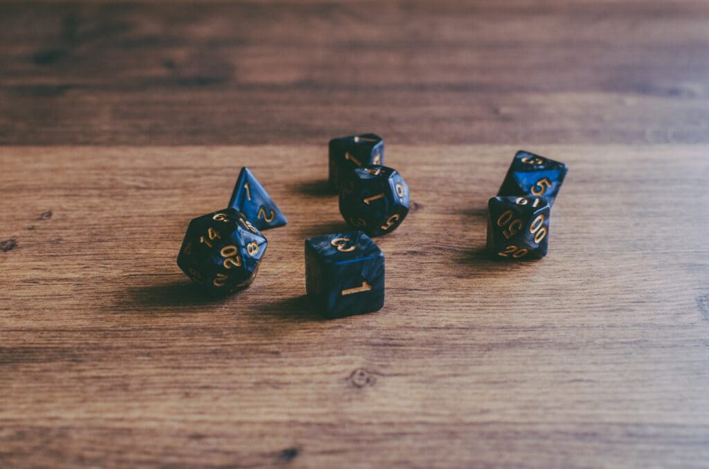 5 dice with different shapes displayed on a table, defining the development of the storytelling,